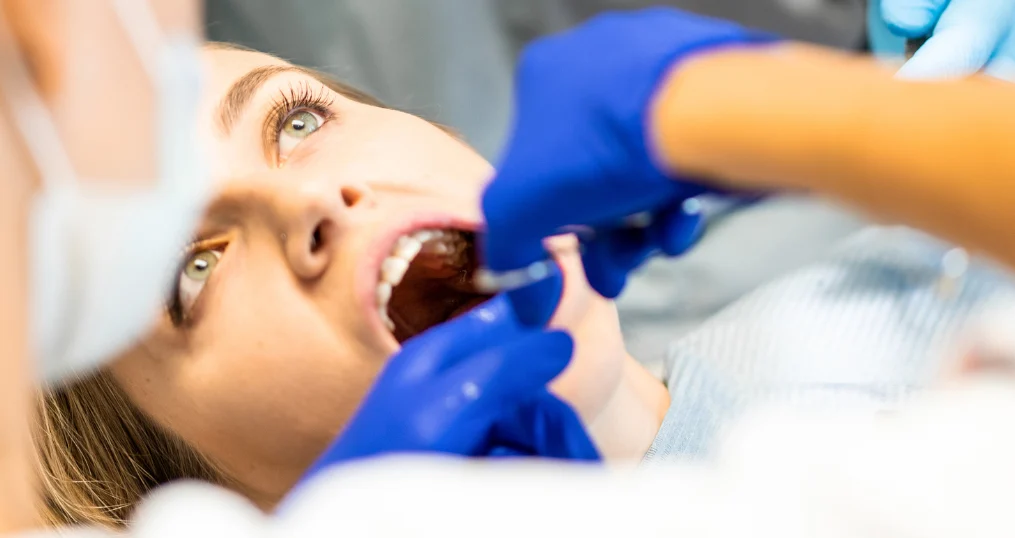 Desvitalizar um dente: quando é necessário, como é feito e o que esperar do tratamento