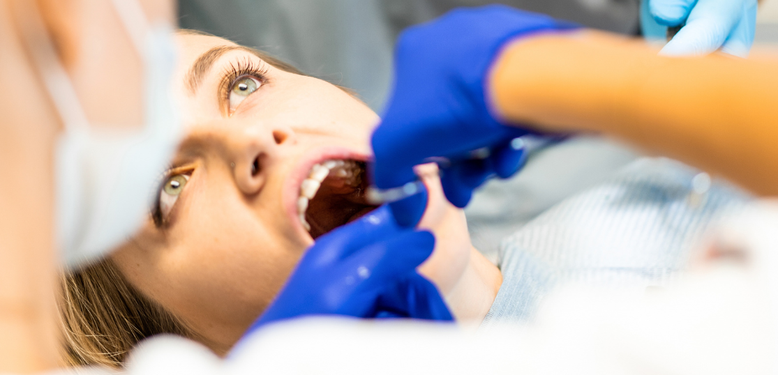 Consulta de desvitalização dentária com paciente em tratamento endodôntico.